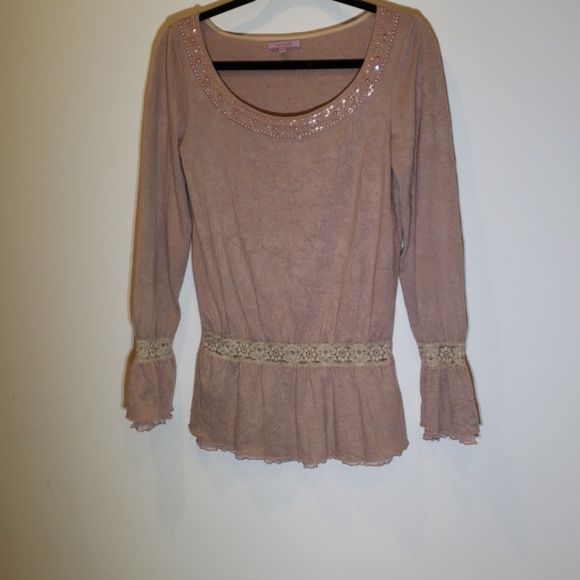 Beautiful top - Picture 1 of 5